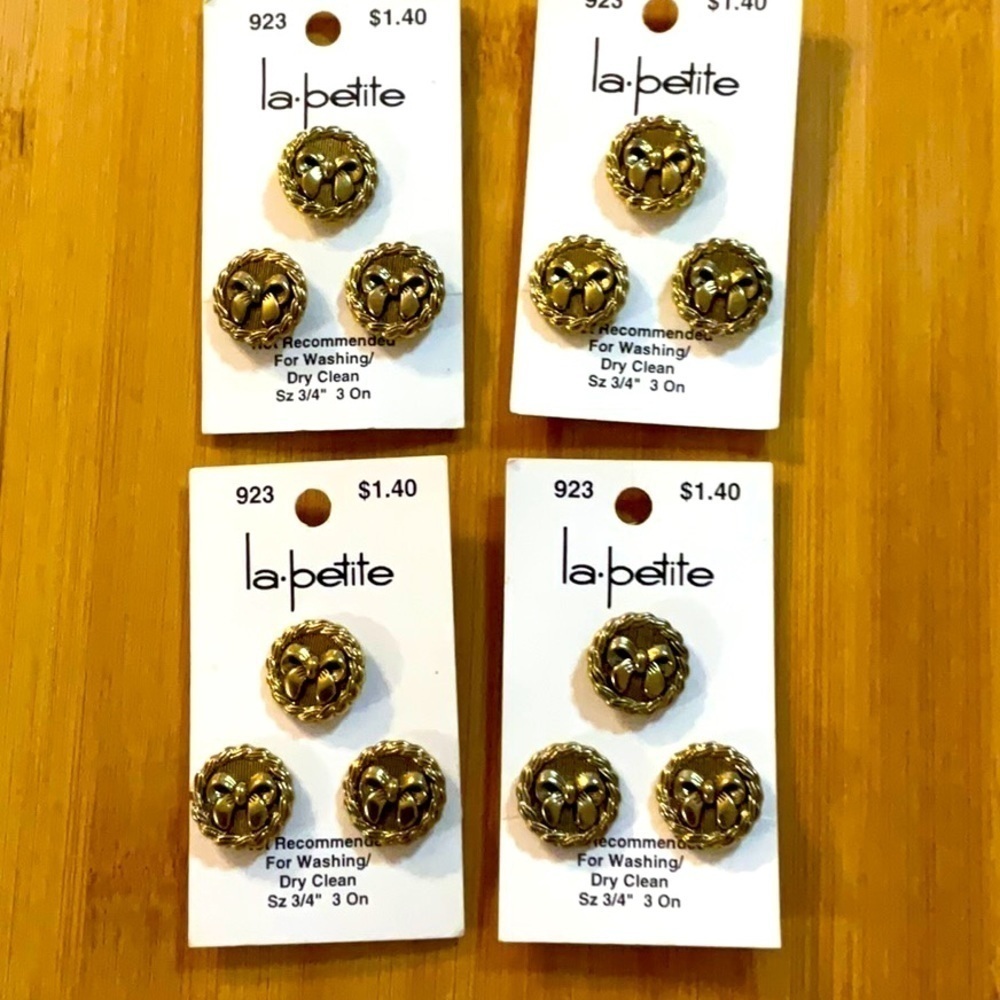 La.petite Buttons 4 Cards 12 Buttons Antique Gold 3/4” Bow in Circle